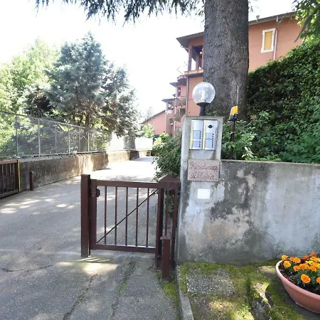 Dom wakacyjny Quaint Holiday At With Lake View Baveno