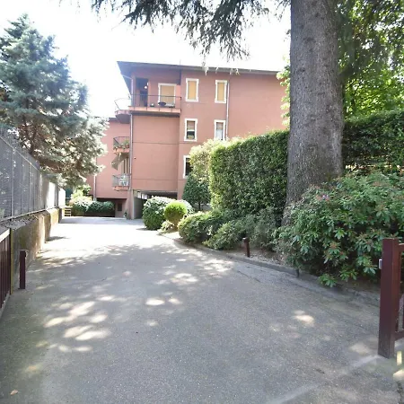 Dom wakacyjny Quaint Holiday At With Lake View Baveno